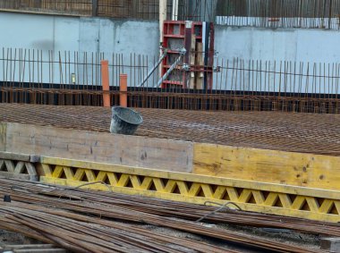 Bölgedeki iş akışını ve malzeme kullanımını optimize etmek için sarı panellerin ve diş tellerinin sistematik konumu