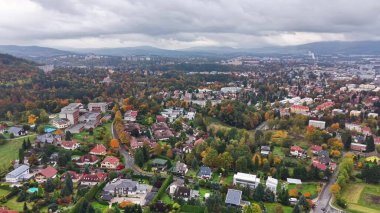 Üstüste yığılmış bulutlar, açık-seçik evler, yüksek tepeler, yemyeşil yollar ve uzak kentler...