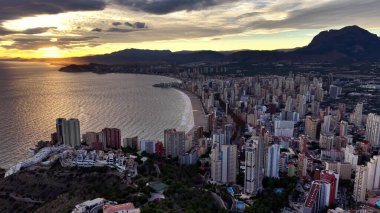 Alacakaranlık banyoları sıcak renkler içinde hareketli bir siluet çizerken, belediye yetkilileri limandaki gençleşmeyi inceliyor.