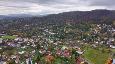 Yolları olan canlı tepe manzarası, şehir genişleme planı manzaralı sonbahar yamacı