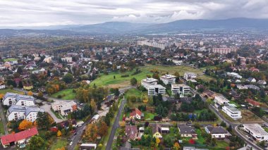 manzaralı modern konutlar, yuvarlanan tepeler ve bahçelerin ortasındaki modern yerleşim alanları