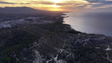 Akşam sahili manzarası, deniz manzarasının alacakaranlığı, sakin suların olduğu sahil manzarası.