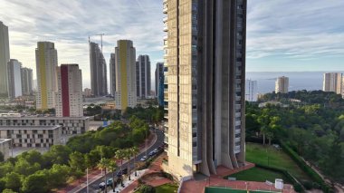 Kıyı güneşinin doğuşu dronu, deniz üzerindeki kentsel ufuk çizgisi, insansız hava aracı şehir manzarası ve deniz manzarası yakalıyor