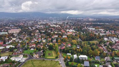 Şehir manzarası, parklar, kenar mahalleler çatılar ve tepeler dahil olmak üzere.