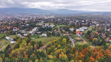 Dolambaçlı yolları olan renkli banliyöler, sonbaharın ortasında güzel bir mahalle manzarası.