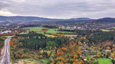 Huzurlu manzara, kırsal alanlardan kentsel ufuk çizgisine mühendislik yollarıyla geçişi gösteriyor.
