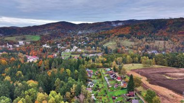 Kırsal alan tanımı, ekili tarlaları ve canlı sonbahar yapraklarıyla kırsal sınır