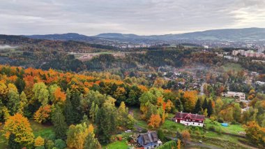 İnsansız hava aracı yamaçlardaki yerleşim yerlerini, meyve bahçesi ve kasaba manzaralı banliyöleri yakalıyor.