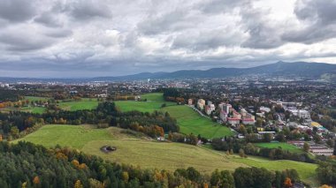 Issız ağaçlarla dolu açık alanlar, açık düzlükleri olan cennet gibi kırsal alanlar ve yalnız başına kamp yapan ağaçlar.