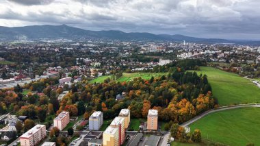 Manzaralı şehir manzarası, yüksek irtifa, canlı şehir ve doğal manzara görüntüsü.