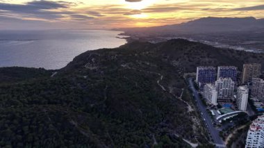 Işıl ışıl kıyı inzivası, bereketli yeşillik ve dağlarla çevrili okyanus kıyısındaki tatil beldesi.