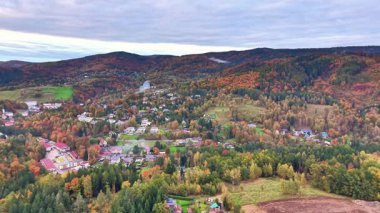 Yukarıdan renkli köy manzarası, tepeli canlı kırsal manzaranın yukarıdan görüntüsü