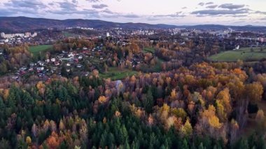 Gün batımında sakin bir köyün hava görüntüsü, gün batımında huzurlu bir köyün manzarası.