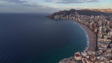 İHA kıyı şeridini ve tatil beldesini yakalar, kıyı çekimlerinin panoramik hava görüntüsünü yakalar