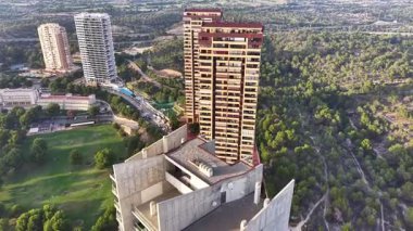 Uzaktan kumandalı insansız hava aracı filmi, şehir ve kırsal unsurların yer aldığı geniş manzarayı yakalıyor