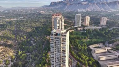 İnsansız hava araçları geniş bir vadi manzarası yakaladılar. Dağınık yüksek binalar ve yemyeşil alanlar.