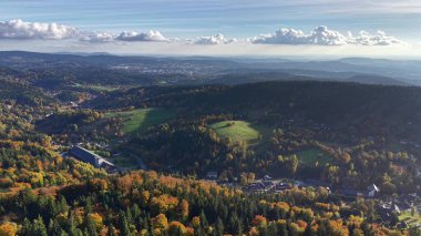 sonbahar tepeleri ve köylü vadi manzarası, altın ağaçlar, uzak dağlar ve yumuşak bulutlar, drone