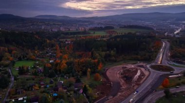Kırsal inşaat şafağı, kırsal yol manzarası sonbahar manzarası ve tepeler boyunca inşaat.