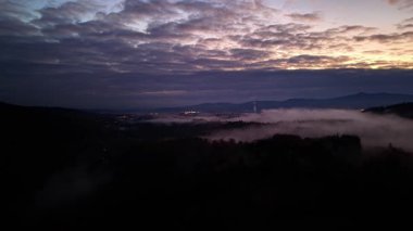 gizemli şafak manzarası, dingin sisli dağ manzarası, sisli sabahın erken saatlerinde sakin vadi