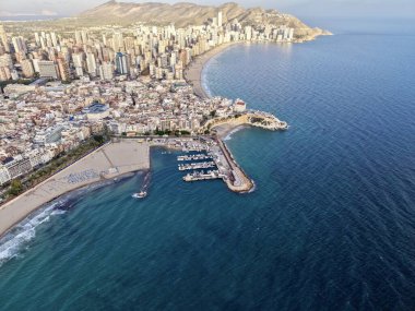 Düzenli rıhtımları ve kıyı şeridi olan hava kuzeybatı körfezi, desenli deniz ve güneşli cepheleri, ideal.