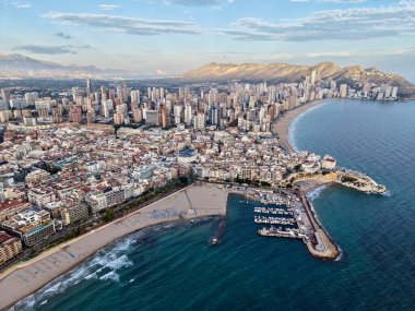 Yat ve rıhtımlı havaalanı, kompakt limanlı, bitişik sahil manzaralı deniz manzarası.