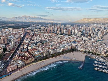 Gökyüzü kıyı kenti plaj ve marina ile ufuk çizgisi, yüksek binalarla çevrili kentsel liman kenti,