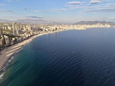 Geniş sahil manzaralı ve sakin okyanuslu bir şehir planlamacısı kıyı planlarını ve sahil manzarasını inceliyor.