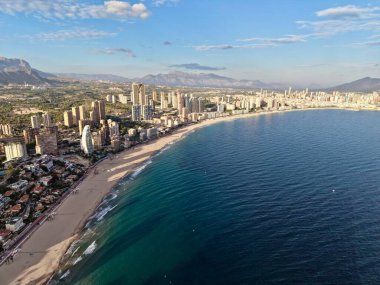 Altın kumu ve süpürücü kıyı şeridi olan hilal havalimanı, fotoğrafçı çerçeveli tatil köyü konforu.