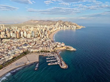 Kıyı konutlarını değerlendiren şehir planlamacısı, kompakt binalar ve geniş plajlı havacılık konutları.