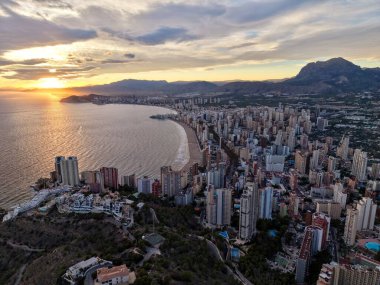 Günbatımında lüks sahil manzarası, otel pazarlama yöneticisi havuz manzarası, çatı terasları.