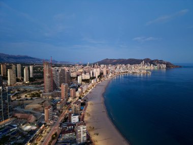 Kıyı şeridi, yüksek kümeler ve sahil manzarası, geniş panorama