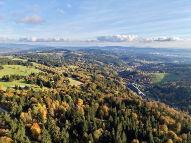 Sonbahar yamaç mozaiği renk yamalarını, karışık yaprak döken ve kozalaklı örtüleri, desenli yamaçları gösterir.
