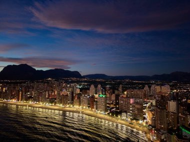 Akşamları aydınlık cephelerle kıyı şeridi yükseklikleri, kıvrımlı sahil caddeleri ve parlayan pencereler, ideal.