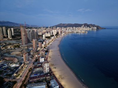 Alacakaranlık Bulvarı ve kıyı ufku canlı. Neon ve sokak lambaları meşgul boyunca restoran ve barları tutuşturuyor