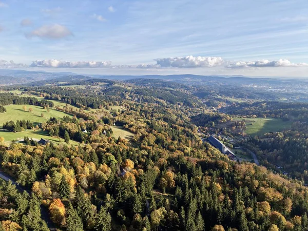 Sonbahar yamaç mozaiği renk yamalarını, karışık yaprak döken ve kozalaklı örtüleri, desenli yamaçları gösterir.