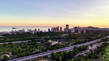 Otoyol Günbatımı, Durgun Okyanus Ufku ve Pastel Gökyüzü, Uzun Yol Kurdelesi