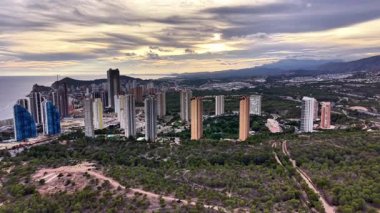 Ormana ve Günbatımı Ufkuna Bakan Hava Kuleleri, Yeşil Kemer ve Yaşam Sınırı Değerlendiren Çevreci