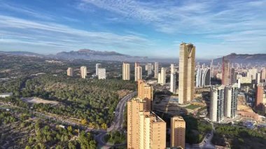 Gökyüzü Gündüz Havası Verdant Vadisi üzerinde altın kulesi ve çevresindeki apartman kümeleriyle