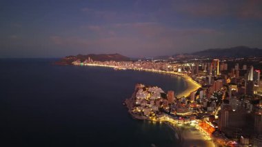 Gece Havası Sahil Kenti Skyline Işığı Hilal Sahili boyunca Altın Işıklar, Aydınlatılmış Gezinti Alanı