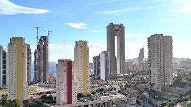 Renkli Konut Kuleleri Okyanus ve Vinçler, Pastel cepheler, Balkon Detayları, İnşaat