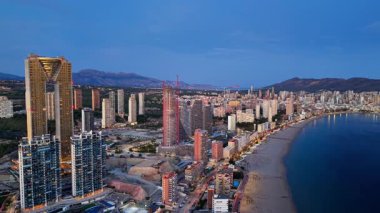 Alacakaranlık Konforlu Sahil Çizgisi İHA 'dan Yakalandı Işıklı Kuleler, Kıvrımlı Sahil Hattı ve Sakin