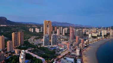 Alacakaranlık Kıyısı Skyline Yeni Kulelerin üzerinde görünen vinçler, Plaj Eğrisi ve Aydınlatılmış Sokaklar Büyük