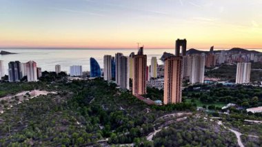 Sahil şeridi ve parkı olan hava kuleleri Skyline 'ı Teraslarla Yaşama Tanıtımını yapan yaşam tarzı pazarlamacısı,