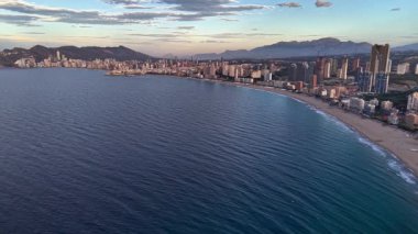 Geniş Deniz, Kıştepesi ve Uzak Kuleler 'i Gösteren Geniş Okyanusa Yaklaş