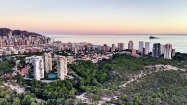 Forest Ridge 'den Kıyı Kenti Hava Karanlığı Konut Kuleleri, Havuz Kompleksi ve Sakin Deniz