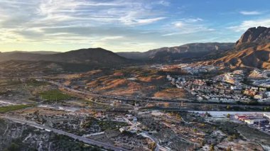 Hava Dağı Vadisi Kasabası Günbatımı Drone Anketi Jeolog Arazi Değerlendirmesi, Virajlı Yollar, Dağılmış
