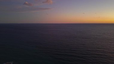 Alacakaranlık Açık Okyanus Ufku Sakin Mor Gökyüzü ve Hafif Dalgalanmalar, Uzak Minimum Sahil Pisti, Geniş Deniz