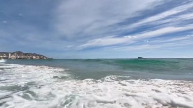 Köpüklü dalga Kum Kıyısına çarpıyor Beyazlatıcı, Yüksek Enerji Sörf ve Su Sıçratma, Geniş Kıyı