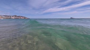 Buzlu Sığ Su Yumuşak Dalgalanmalı Deniz Yatağı, Sakin Turkuaz Tonlar, İnce Altında Uzak Kıyı