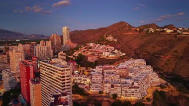 Hillside Konut Kümesinde Günbatımı Parıltısı Teraslı Binalar ve Sıcak Vadi Gölgeleri Alacakaranlık Ruh Hali